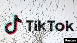 资料照:在碎玻璃后的tiktok标识