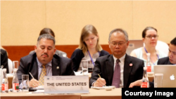 美国国务院负责美中反腐谈判的官员罗文礼(David Luna 左)在APEC反腐权力机构和执法机构网络(ACT-NET)的会议上。(作者提供)