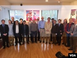 纽约文革图片展与会者合影(美国之音方冰拍摄)