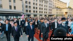 应台湾前总统马英九基金会之邀,中国高校师生访问团一行40人在台展开九天的交流。中间目镜者为马英九。(照片由马英九基金会提供,2024年11月28日)