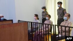 တရားခွင်တခုအတွင်း တွေ့ရတဲ့ ဒေါ်အောင်ဆန်းစုကြည်၊ သမ္မတဦးဝင်းမြင့်နဲ့ နေပြည်တော်ကောင်စီဥက္ကဋ္ဌ ဒေါက်တာမျိုးအောင်။ (မေ ၂၄၊ ၂၀၂၁)