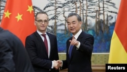 中国外长王毅和德国外长马斯在北京钓鱼台国宾馆出席记者会。(2018年11月13日)