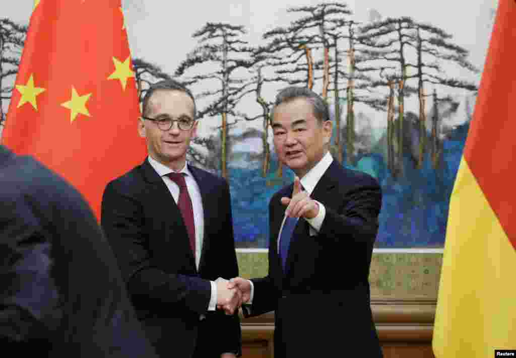 中国外长王毅和德国外长马斯在北京钓鱼台国宾馆出席记者会。后面的美术作品是画家刘海粟的巨幅国画《江山多娇》的底部,在下面的照片中有完整画面。(2018年11月13日)