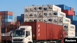 一名中国工人在天津港集装箱码头开卡车装运一个集装箱。(2019年12月12日)