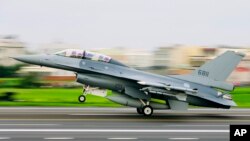 (资料照。)一架参加台湾年度汉光军演的美制F-16V战机在公路上降落。