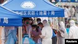 北京市民在广安体育中心外排队接受新冠病毒检测。(2020年6月15日)