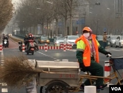 北京跨年雾霾中坚守户外工作岗位的环卫工人。(美国之音叶兵拍摄)