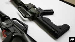 这张2018年1月11日在西雅图华盛顿州巡警犯罪实验室拍摄的照片显示,右边的半自动步枪加装了加快射击速度的“撞火枪托”。