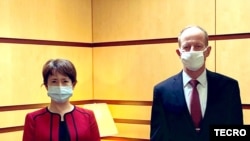 台湾驻美代表萧美琴(左)2020年7月27日在国务院拜会亚太助卿史达伟 (台湾驻美代表处推特)