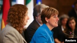 时任加拿大国际发展部长的加拿大农业部长毕博(Marie-Claude Bibeau)在七国集团的一次会议上讲话。(2018年5月31日)