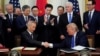 在美国华盛顿白宫东厅举行的仪式上,中国国务院副总理刘鹤(左)与美国总统特朗普(右)在签署美中第一阶段贸易协定后握手(2020年1月15日)。