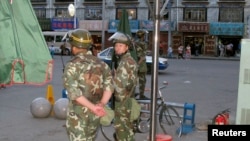 资料照片:中国武警在拉萨街头站岗。(2010年6月28日)