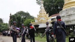 စစ်တွေမြို့က စေတီတခုအနီး လုံခြုံရေး ဝန်ထမ်းများ စောင့်ကြပ်နေစဉ်။ (သြဂုတ်လ ၁ ရက်၊ ၂၀၁၂)။ ဓာတ်ပုံ - အေပီ။