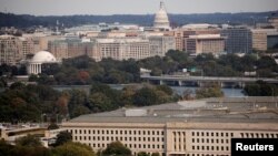 资料照片:位于华盛顿城外弗吉尼亚州阿灵顿的五角大楼以及远处位于华盛顿的美国国会大厦。