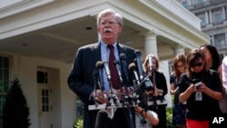 美国总统国家安全顾问博尔顿在白宫外同记者谈论委内瑞拉局势。(2019年4月30日)