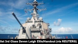 资料照:美国伯克级导弹驱逐舰和P-8海神反潜侦察机(天空右上方)