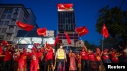 နိုဝင်ဘာ ၈ ရက် ရွေးကောက်ပွဲအပြီး NLD ရုံးချုပ်ရှေ့မှာ အောင်ပွဲခံနေတဲ့ NLD ပါတီ ထောက်ခံသူများ။ (နိုဝင်ဘာ ၉၊ ၂၀၂၀)