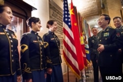 2014年5月14日中国军队总参谋长房峰辉在美国国防大学的欢迎仪式上和美国陆军军乐队人员交谈(美国国防部照片)