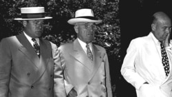 1950年6月27日的杜鲁门总统(中),这一天,他下令向韩国派遣美军。