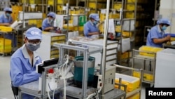 资料照:中国政府组织记者参观北京一个生产电子产品的工厂。(2020年5月13日)