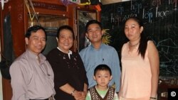 Bà Ðặng Thị Kim Liêng (thứ nhì từ bên trái) đã qua đời sau khi tự thiêu trước UBND tỉnh Bạc Liêu (ảnh: Danlambao)