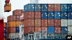 资料照:天津港的集装箱