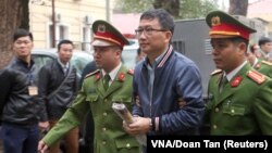 Trịnh Xuân Thanh bị áp giải ra tòa án ở Hà Nội vào ngày 8/1/2018. 