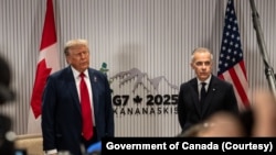 2025年6月16日,美国总统唐纳德·特朗普(左)和加拿大总理马克·卡尼在阿尔伯塔省卡纳纳斯基斯举行的七国集团峰会上举行双边会晤。