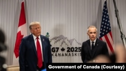 美国总统特朗普(左)和加拿大总理马克·卡尼在阿尔伯塔省卡纳纳斯基斯举行的七国集团峰会上举行双边会晤。(2025年6月16日)
