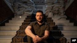 乌克兰总统泽连斯基在基辅接受美联社的采访(2022年4月9日)