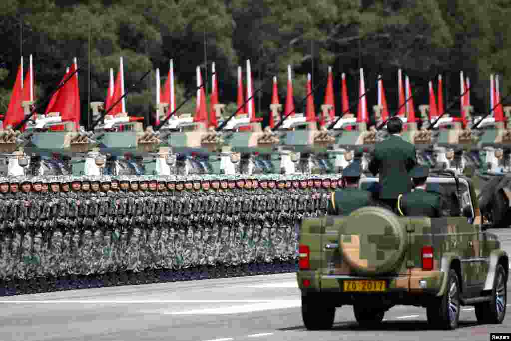 中国军委主席习近平检阅解放军驻港部队(2017年6月30日)。