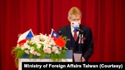 捷克参议院议长维特奇8月31日在台湾的政治大学演讲,用行动展现对台湾民主的支持。(图片来源:台湾外交部脸书)