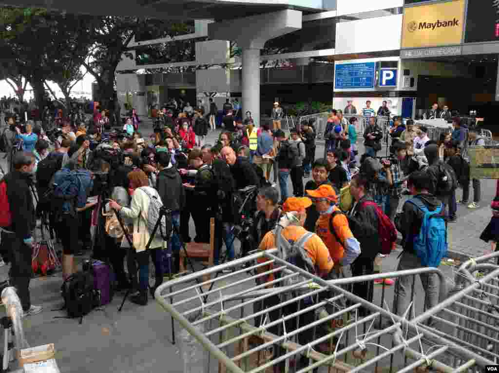 高等法院执达主任在金钟中信大厦展开清理障碍物行动(美国之音海彦拍摄)