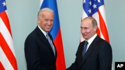 资料照:美国总统拜登身为副总统时在莫斯科与俄罗斯总统普京会面。(2011年3月10日)