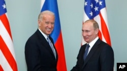 资料照:美国总统拜登任副总统时在莫斯科与俄罗斯总统普京会面。(2011年3月10日)