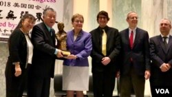 星期一 (12月10日),世界人权日当天,美国国会民主党籍联邦众议员马西·卡普图尔(Marcy Kaptur)从中国资深人权活动家魏京生手中接过 “人权自由卫士奖”。(美国之音萧雨拍摄)