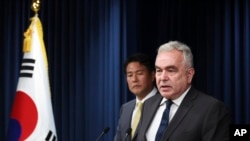 韩国国家安保室第一次长(副主任)金泰孝和美国国家安全委员会印太事务协调员库尔特·坎贝尔(Kurt Campbell,右)2023年7月18日共同见记者。(美联社)