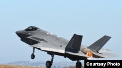 美国空军一架F-35战机2017年3月3日在澳大利亚参加飞行表演” (美国空军照片)