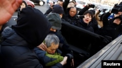 一名声援者喊出支持王全璋的口号后被便衣警察带走(路透社2018年12月26日)