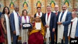 美国国会众议院前议长南希·佩洛西(Nancy Pelosi,左三)、众议院外交委员会主席麦克·麦考尔(Michael McCaul, 右四)率领的跨党派国会议员代表团2024年6月19日与西藏精神领袖达赖喇嘛在印度达兰萨拉(Dharamsala)会晤。(照片来自达赖喇嘛的官网。)