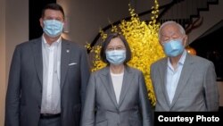 台湾总统蔡英文在台北会见并宴请美国国务次卿克拉奇（左）率领的代表团。（照片来源：台湾总统府）