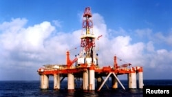 资料照:中国海洋石油公司在南中国海的海上钻井平台。(2004年2月2日)