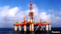 资料照:中国海洋石油公司在南中国海的海上钻井平台。(2004年2月2日)