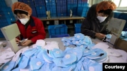 中国河北一家工厂工人赶制口罩(路透社转发中国日报2020年1月22日照片)