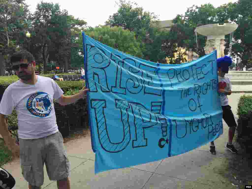 2015年7月12日维吾尔人和支持者在美国首都华盛顿街头游行并聚集在泰国驻美大使馆前抗议泰国把100余名维吾尔人强行递解回中国。(美国之音乌兹别克语组拍摄)  