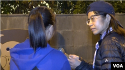 在香港反送中抗争中出现不少年轻面孔,化名“草莓”的14岁抗争少女(左)是其中一员。(美国之音王四维拍摄)