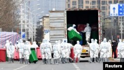 身穿防护服的工人在清理清理武汉华南海鲜市场。这里曾被认为是新冠病毒的发源地。(2020年3月4日)