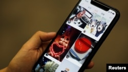 一部手机显示了短视频网站 “快手”网页。（2018年1月25日）