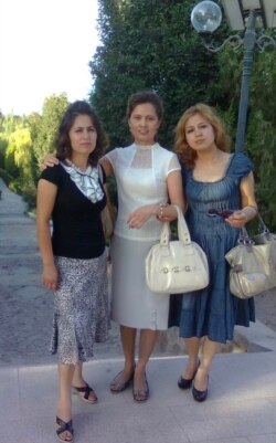 伊利夏提的三个妹妹,左起分别为小妹妹、大妹妹和二妹妹。(伊利夏提提供)