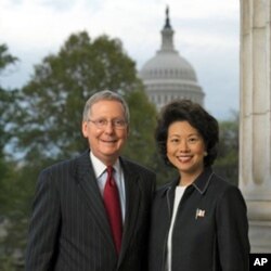 麦康奈尔参议员和夫人赵小兰